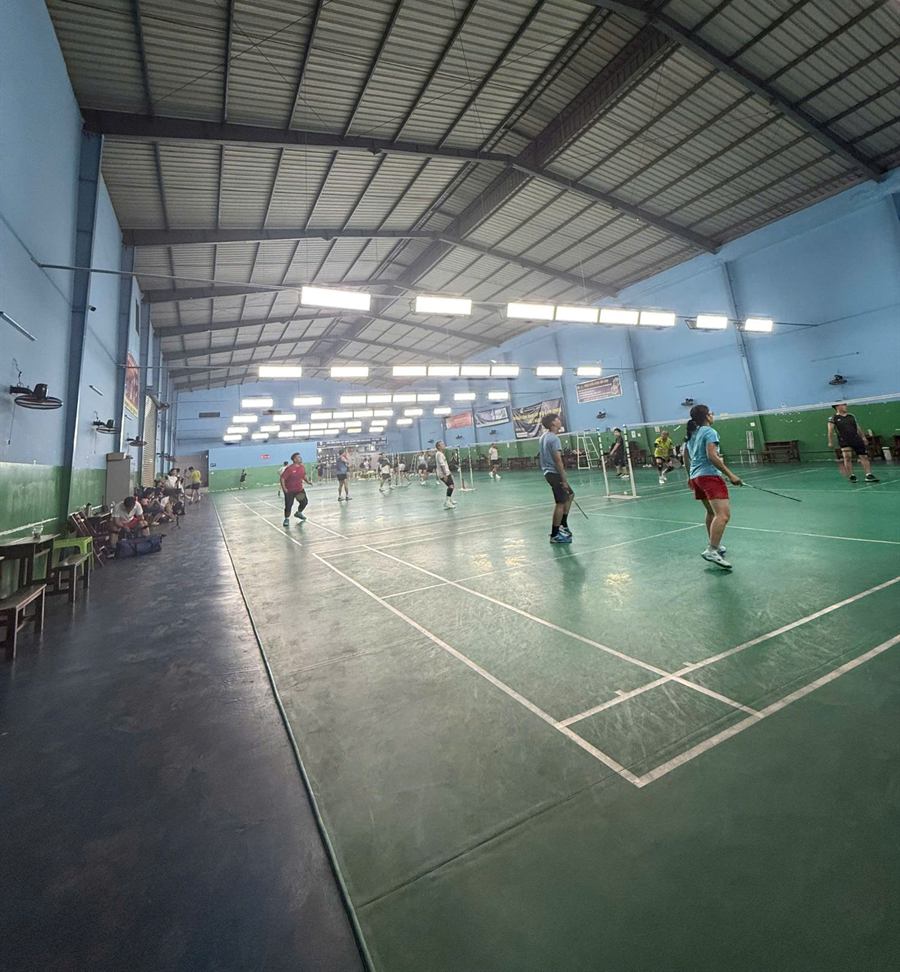 Các sân cầu lông trong nhà thi đấu Tấn Phúc Badminton