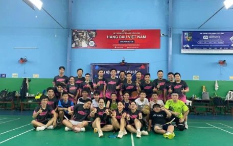 Học viên lớp cầu lông chụp ảnh tập thể tại sân Tấn Phúc