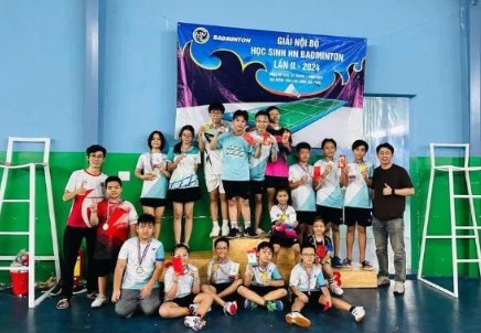 Học sinh nhận huy chương tại giải nội bộ H&N Badminton 2024